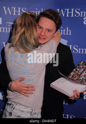 Sheffield, Royaume-Uni. 31 octobre 2013. Singer, Conor Maynard répond aux fans et signe des exemplaires de son livre 'Take Off' au centre commercial de Meadowhall en association avec WHSmith. Credit : Matthew Taylor/Alamy Live News Banque D'Images