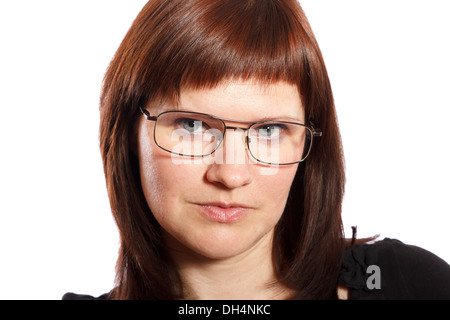 Femme sérieuse avec des lunettes sur un fond blanc Banque D'Images