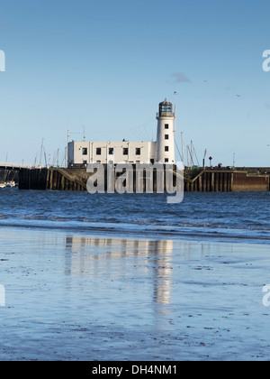 Phare et Yacht Club de partout dans la baie sud de la réflexion dans le sable humide Scarborough North Yorkshire Angleterre UK Banque D'Images