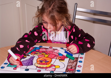 La coloration de l'enfant une photo dans un livre de coloriage Banque D'Images