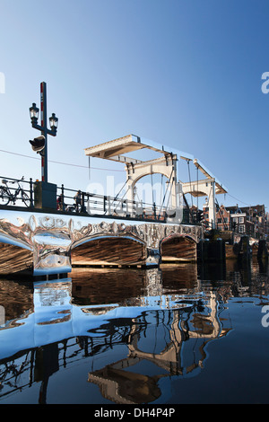 Holland, reflétant la lumière de l'oeuvre 'Amsterdam' Festival de Titia Ex appelé apparaît à Amsterdam, le pont-levis Pont maigre Banque D'Images