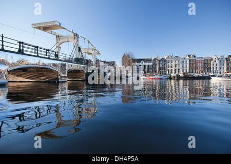 Holland, reflétant la lumière de l'oeuvre 'Amsterdam' Festival de Titia Ex appelé apparaît à Amsterdam, le pont-levis Pont maigre Banque D'Images