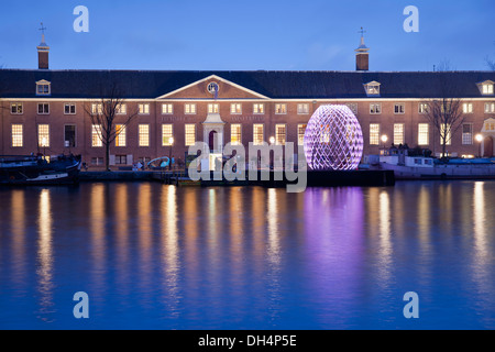 Pays-bas, Amsterdam, l'Hermitage Amsterdam museum le long de la rivière Amstel. Twilight Banque D'Images