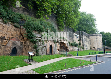 Vues des murs du château de Nottingham et le soutien de rock castle road Banque D'Images