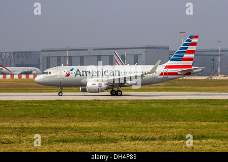 Hambourg, Allemagne - 25 juillet : le deuxième nouvel Airbus A319 d'American Airlines revient d'un vol d'essai avant la livraison à AA Banque D'Images