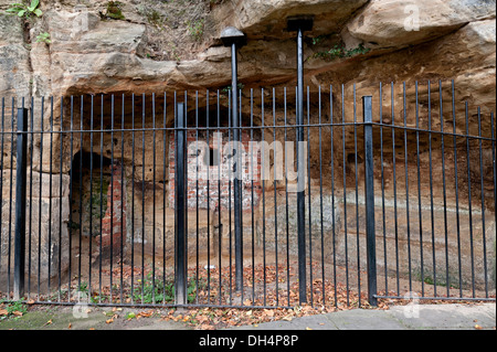 Vues des murs du château de Nottingham et le soutien de rock castle road Banque D'Images