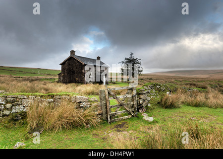 Une ancienne ferme abandonnée et au Nun's traverser une partie reculée du parc national de Dartmoor dans le Devon, près de Princetown Banque D'Images