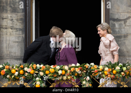 Pays-bas, 30 avril 2013. Palais Royal sur la place du Dam. Le roi Willem-Alexander, Reine Maxima, La princesse Beatrix sur balcon. Banque D'Images