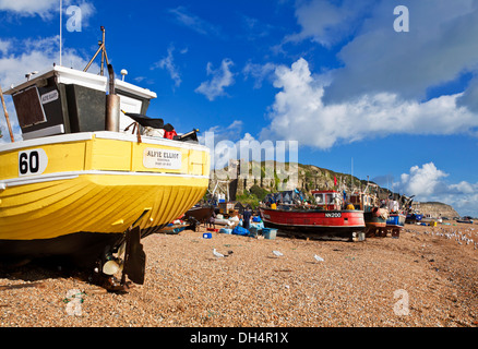 Bateaux de pêche tiré vers le haut sur la plage de Hastings East Sussex England GB UK EU Europe Banque D'Images