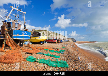 Des bateaux de pêche dessèchent des filets sur la plage à Hastings East Sussex Angleterre GB Royaume-Uni Europe Banque D'Images