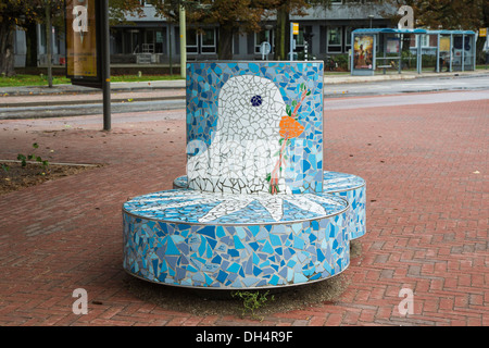 Siège de la mosaïque bleu et blanc, avec la colombe de la paix tenant une branche d'olivier, à l'extérieur du palais de la paix, La Haye, Hollande Banque D'Images