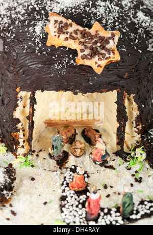 Crèche en forme de panettone sur fond blanc Banque D'Images