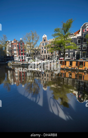 Pays-bas, Amsterdam, Maisons du xviie siècle, les bateaux, la réflexion dans bkes canal Prinsengracht. Site du patrimoine mondial de l'Unesco Banque D'Images