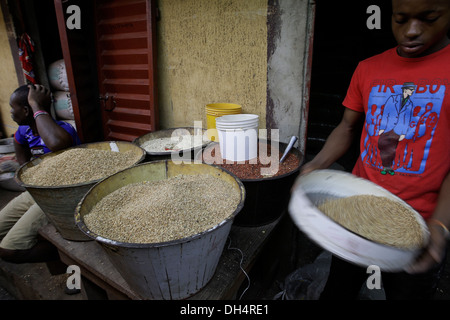 Séparer le muguet à partir de haricots dans le mille 12 marché, Lagos, Nigéria Banque D'Images