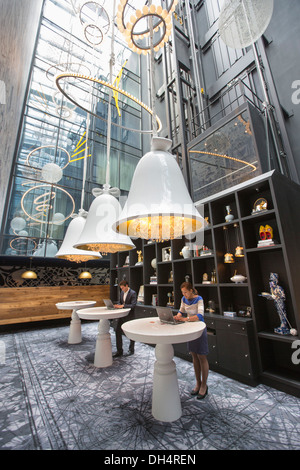 Pays-bas, Amsterdam, la réception de l'hôtel Andaz, conçu par l'architecte local et le designer Marcel Wanders Banque D'Images