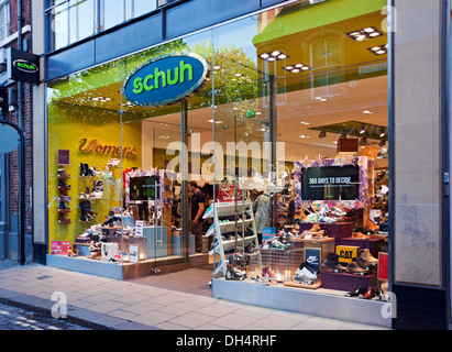 Schuh magasin de chaussures magasin fenêtre vitrine extérieur Davygate York North Yorkshire Angleterre Royaume-Uni GB Grande-Bretagne Banque D'Images