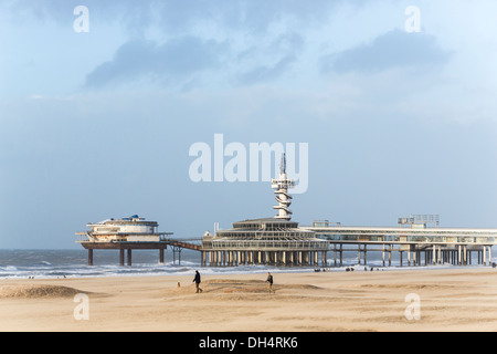 Jetée de Scheveningen avec saut à tour, avec de grosses vagues sur un jour de vent, La Haye, Hollande Banque D'Images