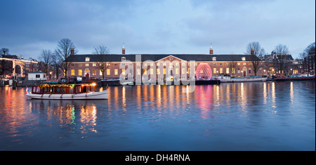 Pays-bas, Amsterdam, l'Hermitage Amsterdam museum le long de la rivière Amstel. Salonboat Twilight Banque D'Images