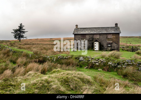 Une ancienne ferme abandonnée et au Nun's traverser une partie reculée du parc national de Dartmoor dans le Devon, près de Princetown Banque D'Images