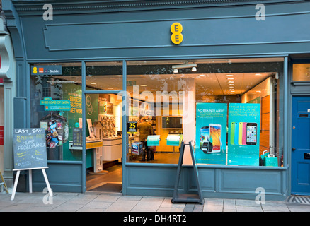 EE téléphone portable téléphones magasin magasin fenêtre shopfront extérieur York North Yorkshire Angleterre Royaume-Uni GB Grande-Bretagne Banque D'Images