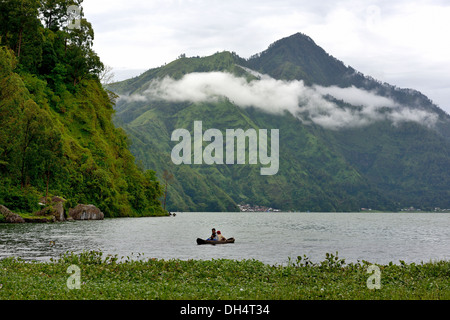 L'Indonésie, l'île de Bali, la navigation sur le Lac Batur au pied du volcan Gunung Abang Banque D'Images