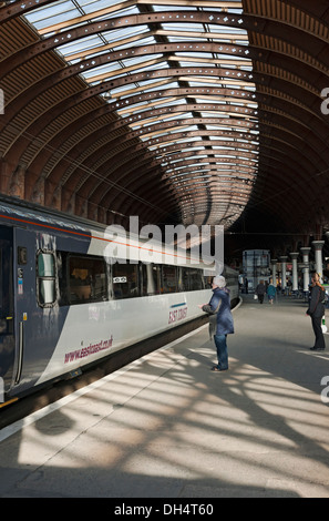 Les personnes sur la plate-forme et la côte est train se préparant à quitter la gare York North Yorkshire Angleterre Royaume-Uni Grande-Bretagne Banque D'Images