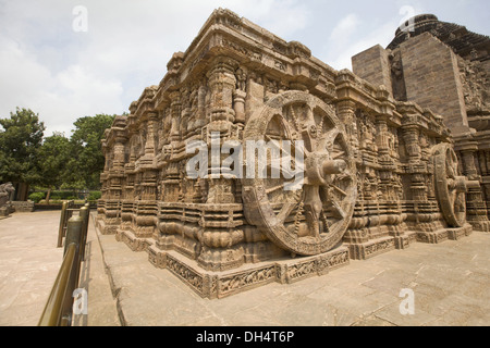 Façade du temple Konark Sun conçue pour ressembler à un char avec 12 roues géantes sculptées tirées par une équipe de 7 chevaux, site classé au patrimoine de l'UNESCO Banque D'Images