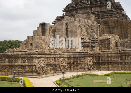 Façade du temple Konark Sun conçue pour ressembler à un char avec 12 roues géantes sculptées tirées par une équipe de 7 chevaux, site classé au patrimoine de l'UNESCO Banque D'Images