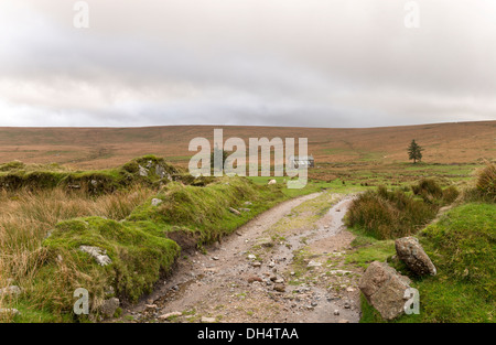 Une ancienne ferme abandonnée et au Nun's traverser une partie reculée du parc national de Dartmoor dans le Devon, près de Princetown Banque D'Images