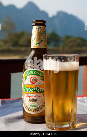 Close up vertical d'une bouteille de bière Beerlao original au coucher du soleil. Banque D'Images