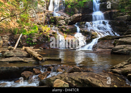 Soleil de l'après-midi hits étalage Rock Falls et piscine près de Lake George dans l'Adirondack State Park à New York Banque D'Images