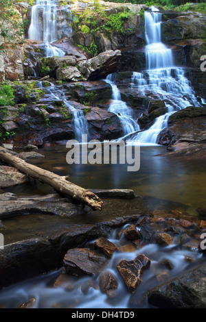 Une longue exposition de rayonnage soyeux Rock Falls et la natation trou près de Lake George dans l'Adirondack State Park à New York Banque D'Images