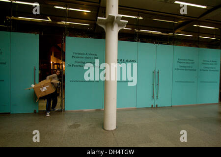 St Pancras London,UK. 31 octobre 2013. Londres magasin Fortnum & Mason se prépare à ouvrir une boutique à St Pancras station Crédit : amer ghazzal/Alamy Live News Banque D'Images