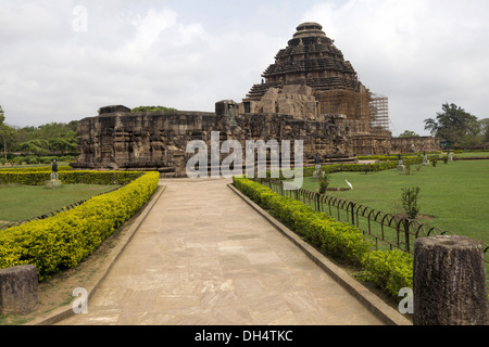 Façade du temple Konark Sun conçue pour ressembler à un char avec 12 roues géantes sculptées tirées par une équipe de 7 chevaux, site classé au patrimoine de l'UNESCO Banque D'Images