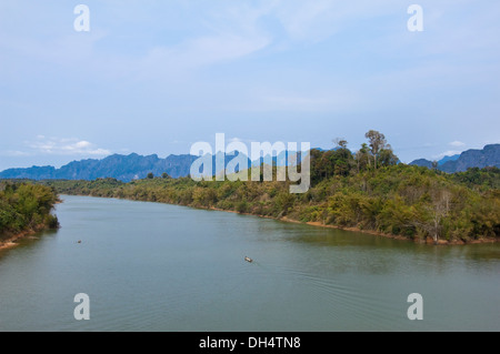 Vue de dessus de l'horizontale Nam Gnouang river et la campagne environnante, au centre du Laos lors d'une journée ensoleillée. Banque D'Images