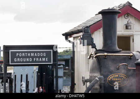 Locomotive à vapeur sur le chemin de fer, à Blaenau Ffestiniog Porthmadog, au Pays de Galles Banque D'Images