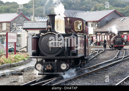 Locomotive à vapeur sur le chemin de fer, à Blaenau Ffestiniog Porthmadog, au Pays de Galles Banque D'Images