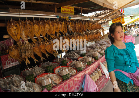 Portrait d'une femme horizontale Ajo vendeur de rue à son étal sur le côté de la route au Laos. Banque D'Images