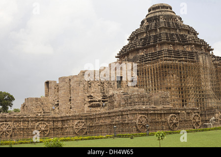 Façade du temple Konark Sun conçue pour ressembler à un char avec 12 roues géantes sculptées tirées par une équipe de 7 chevaux, site classé au patrimoine de l'UNESCO Banque D'Images