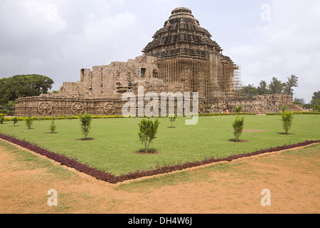 Façade du temple Konark Sun conçue pour ressembler à un char avec 12 roues géantes sculptées tirées par une équipe de 7 chevaux, site classé au patrimoine de l'UNESCO Banque D'Images