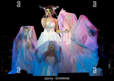 Bangkok, Thaïlande 31 octobre 2013. Danseurs thaïlandais, sur scène, mettre sur le spectacle d'Halloween, micro-brasserie allemande Tawandang, Rama 3 Road. Credit: Kraig Lieb / Alamy Live News Banque D'Images