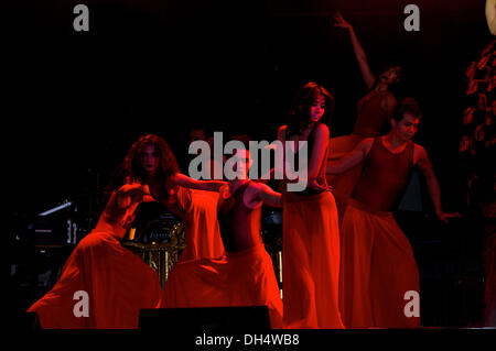 Bangkok, Thaïlande, 31 octobre 2013. Danseurs thaïlandais mis sur Halloween show, Tawandang German Brewery, Rama 3 road. Credit : Kraig Lieb / Alamy Live News Banque D'Images