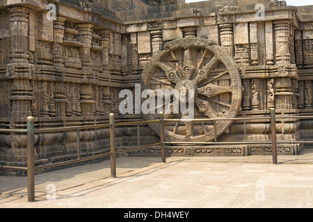 L'une des roues de char sculpté. Konark Temple du Soleil, de l'Orissa en Inde. Site du patrimoine mondial de l'UNESCO Banque D'Images