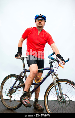 Vélo de montagne boueux Banque D'Images