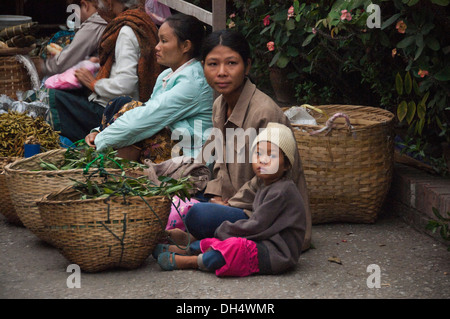 Close up horizontale d'une jeune fille et sa maman à la marché de fruits et légumes chaque jour à Luang Prabang. Banque D'Images