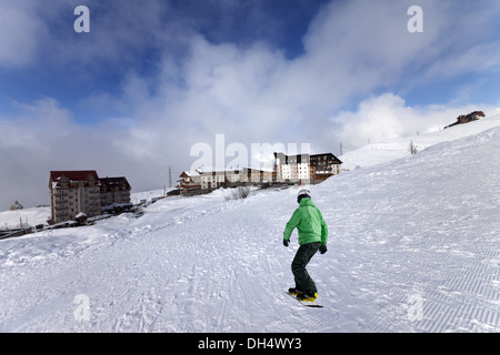 Hôtels sur ski et snowboard sur pente. Montagnes du Caucase, la Géorgie, ski de Gudauri. Banque D'Images