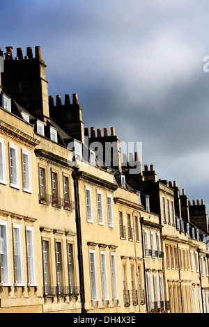 Haut de la section d'une rangée de maisons dans une terrasse géorgienne de Bath, Royaume-Uni. Banque D'Images