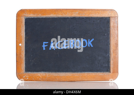 Ancienne école tableau noir avec le mot FACEBOOK écrit en craie bleu Banque D'Images