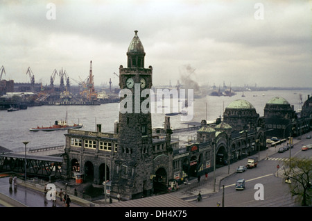 Vue sur le front de mer à Hambourg cours d'allemand en 1959 Banque D'Images
