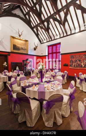 Vue verticale d'un grand hall d'une maison seigneuriale mis prêt pour un mariage petit-déjeuner. Banque D'Images